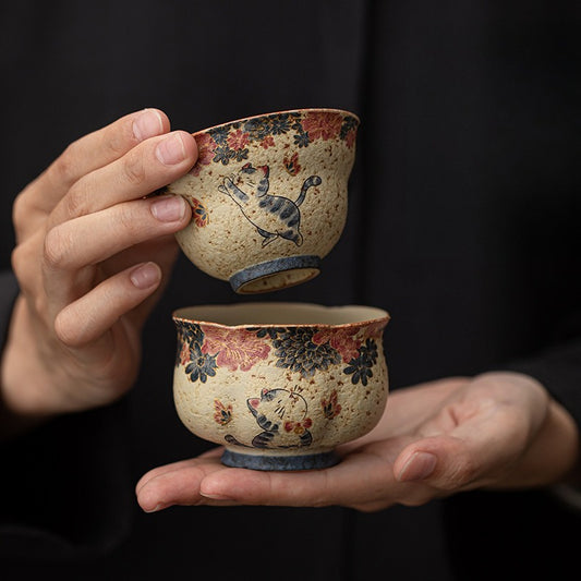 Blue-and-white cat master cup – detail