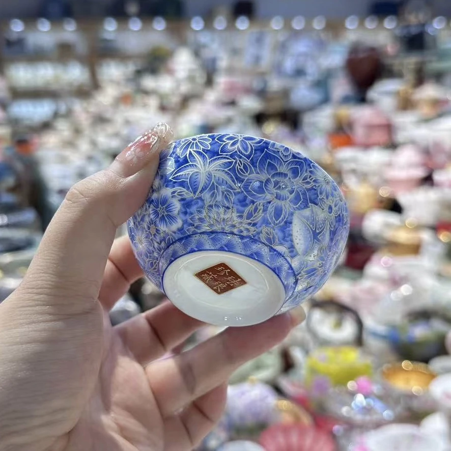 Hand-painted blue-and-white enamel pattern on the Jingdezhen gongfu tea cup