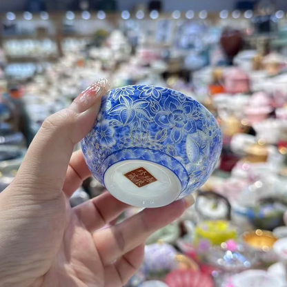 Hand-painted blue-and-white enamel pattern on the Jingdezhen gongfu tea cup