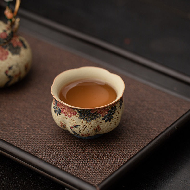 Blue-and-white cat master cup – detail