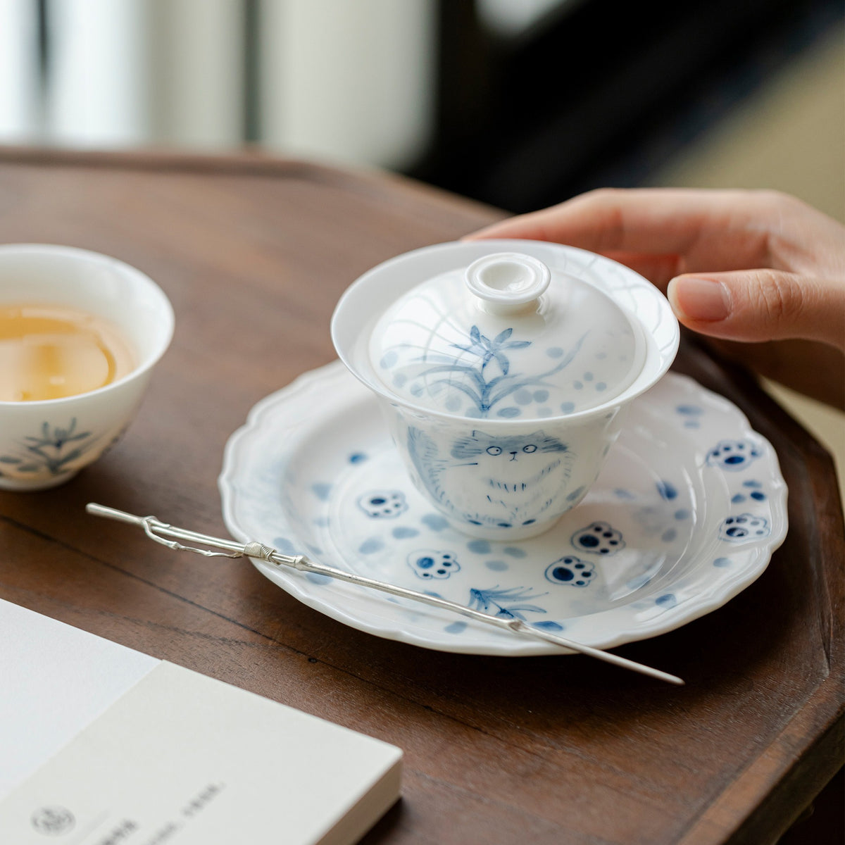 Hand-painted blue-and-white cat gaiwan – detail
