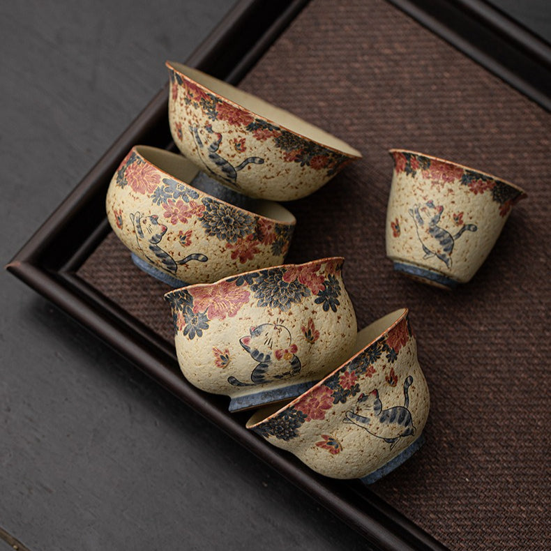 Blue-and-white cat master cup – detail
