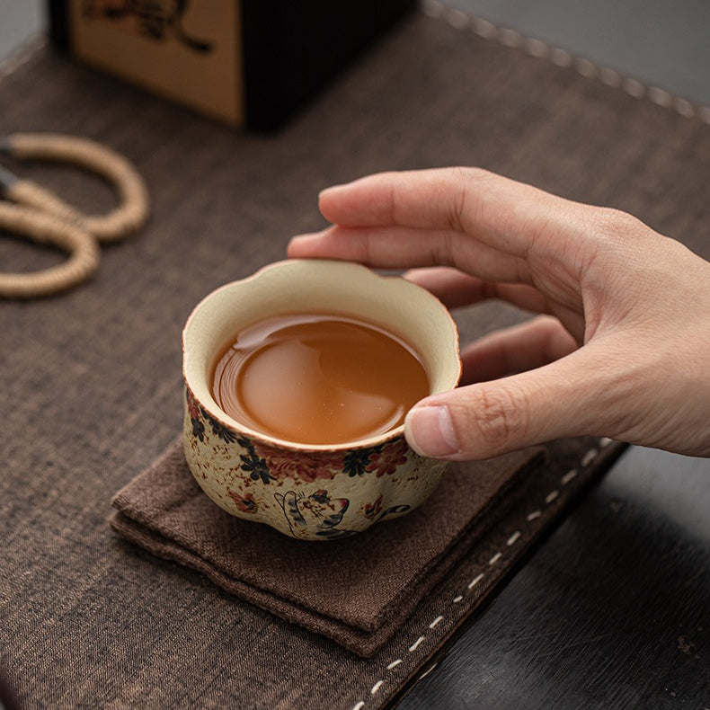 Blue-and-white cat master cup – detail