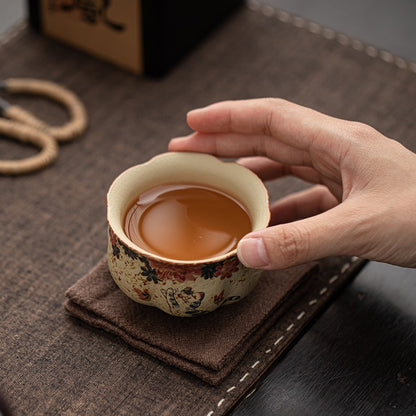 Blue-and-white cat master cup – detail