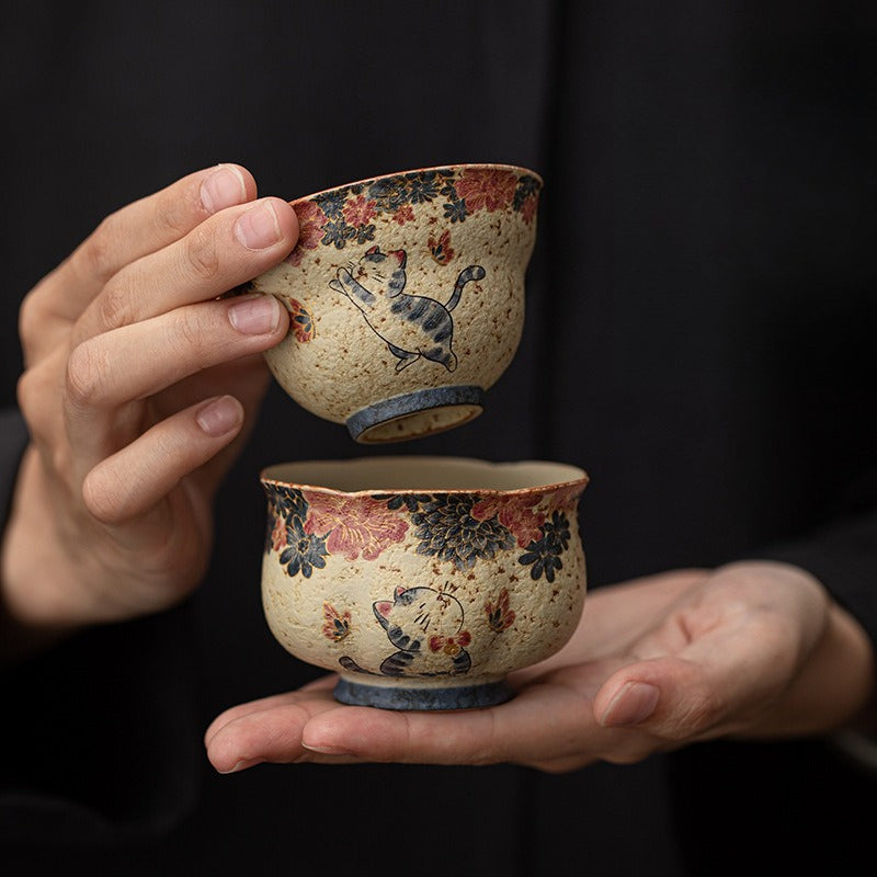 Blue-and-white cat master cup – detail