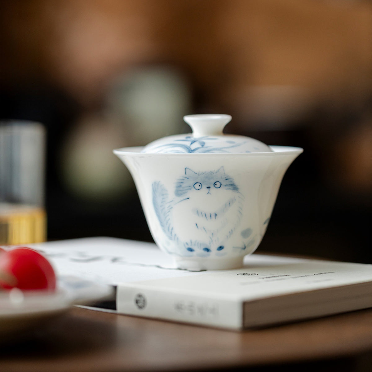 Hand-painted blue-and-white cat gaiwan – detail