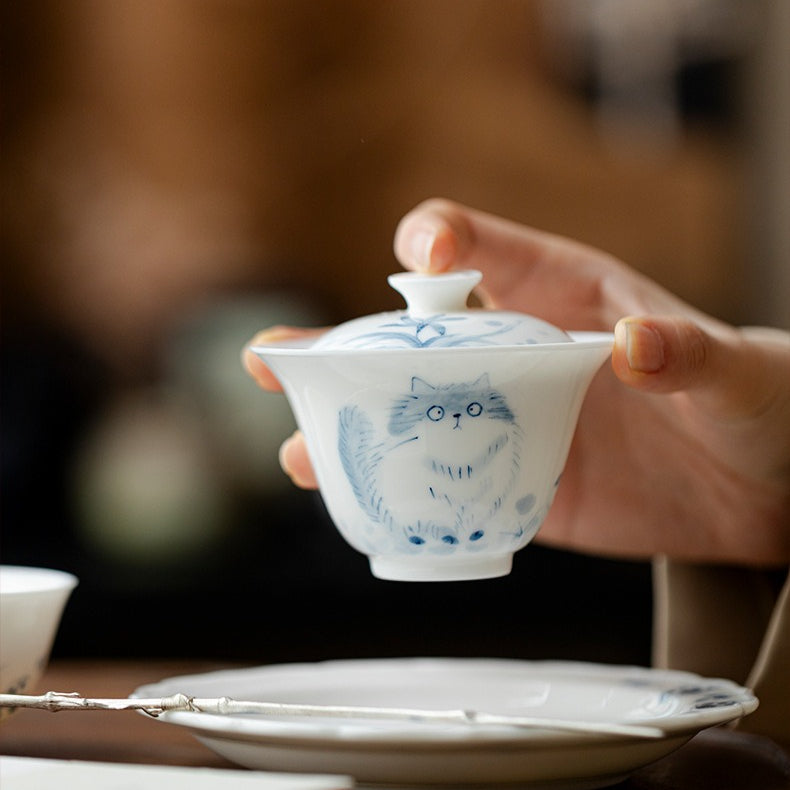 Hand-painted blue-and-white cat gaiwan – detail