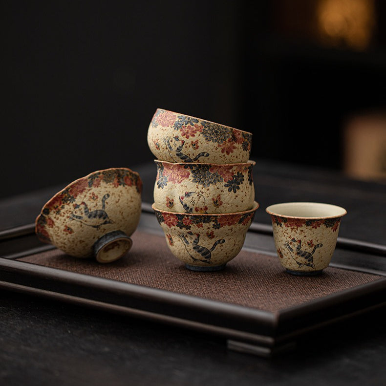Blue-and-white cat master cup – detail