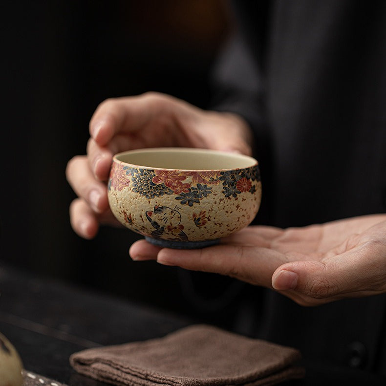 Blue-and-white cat master cup – detail